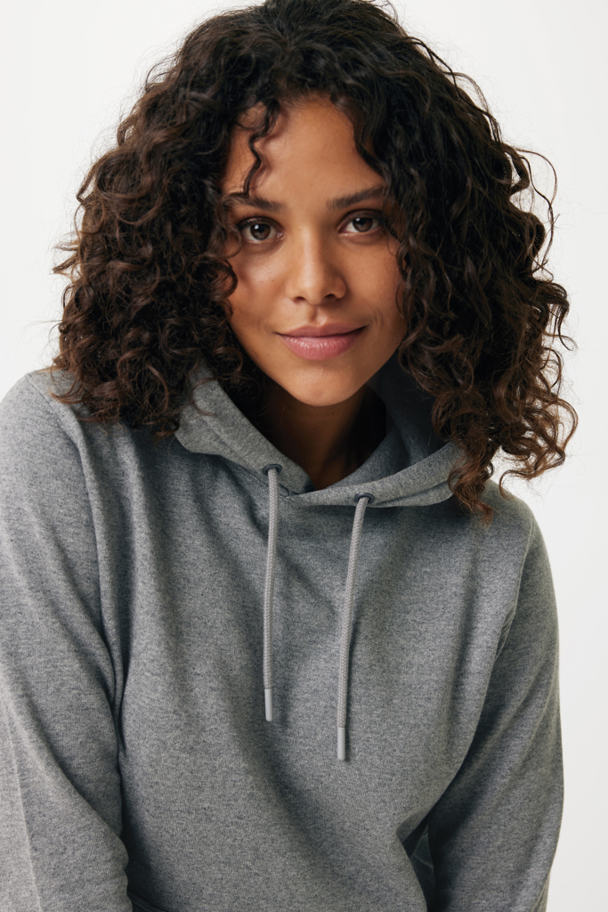 Jeune femme aux cheveux bouclés en sweat gris