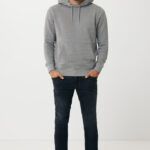 Homme portant hoodie gris et jean foncé