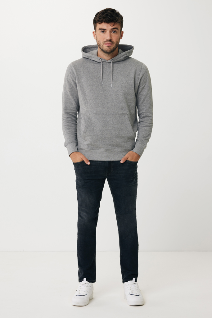 Homme portant hoodie gris et jean foncé