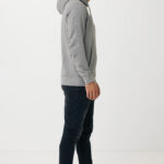Homme en profil portant sweat gris et jean