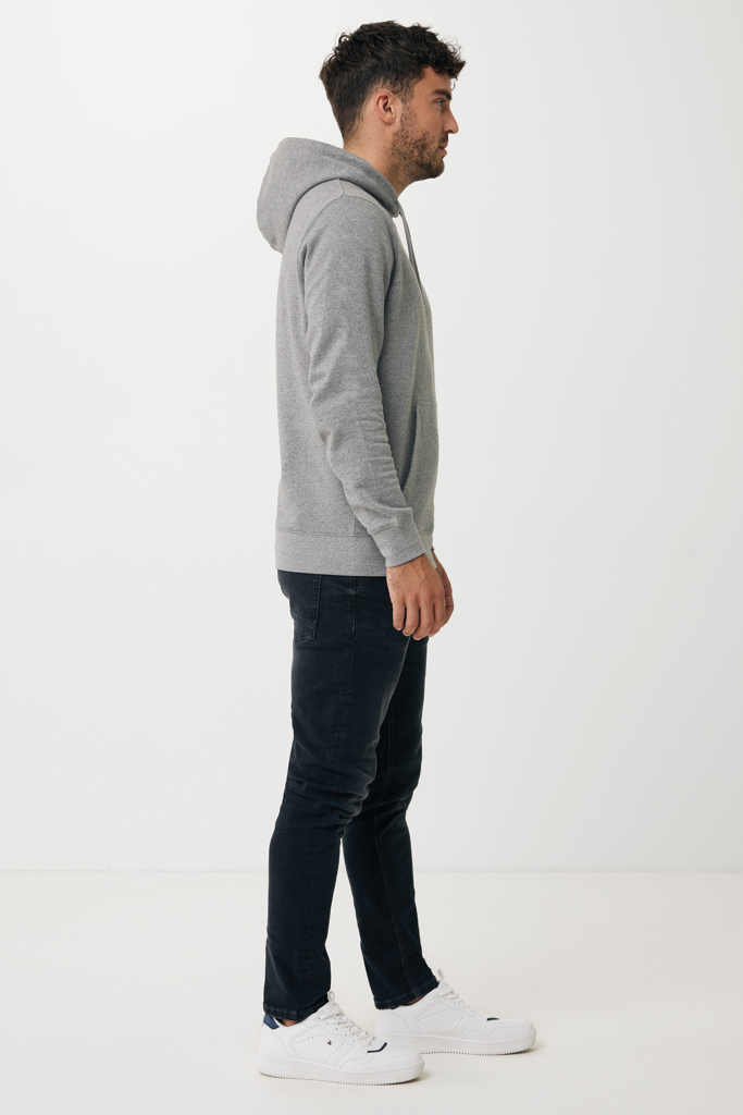 Homme en profil portant sweat gris et jean