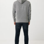Homme de dos en hoodie gris et jean