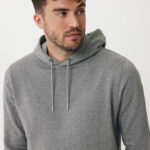 Homme portant un sweat à capuche gris