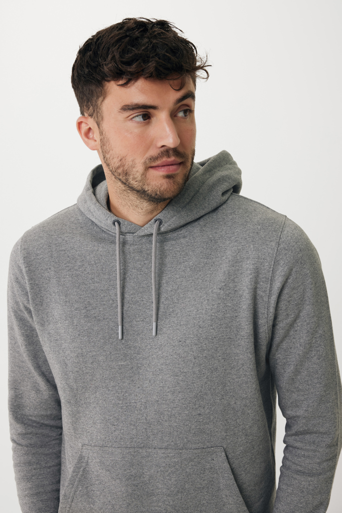 Homme portant un sweat à capuche gris