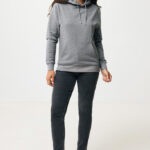 Femme portant sweat à capuche gris et jean