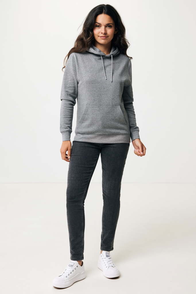 Femme portant sweat à capuche gris et jean