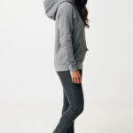 Femme en sweat gris et baskets blanches