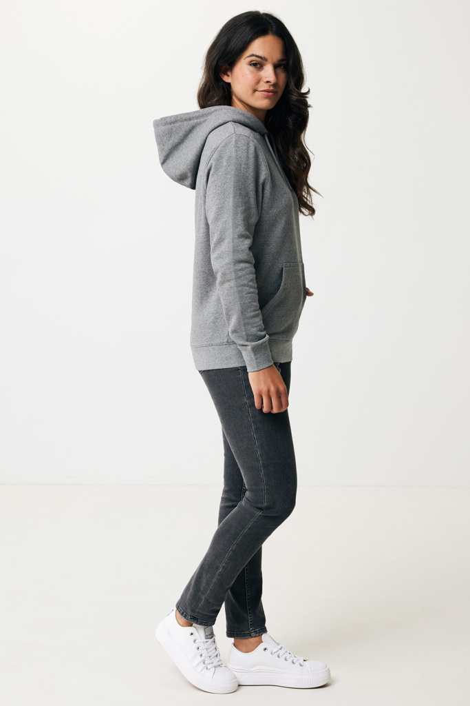 Femme en sweat gris et baskets blanches