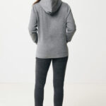 Femme de dos en sweat gris à capuche