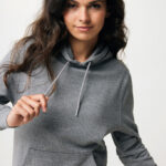 Femme portant un sweat à capuche gris