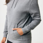 Sweat à capuche gris porté par une femme