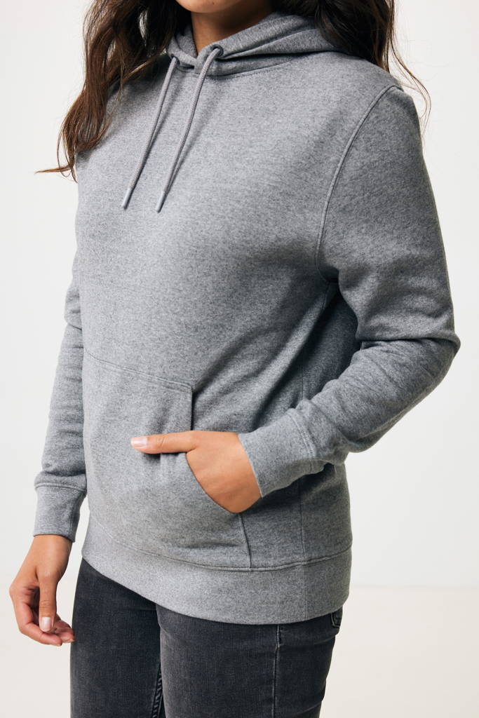 Sweat à capuche gris porté par une femme