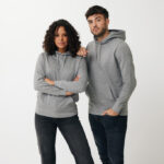 Homme et femme en sweats gris