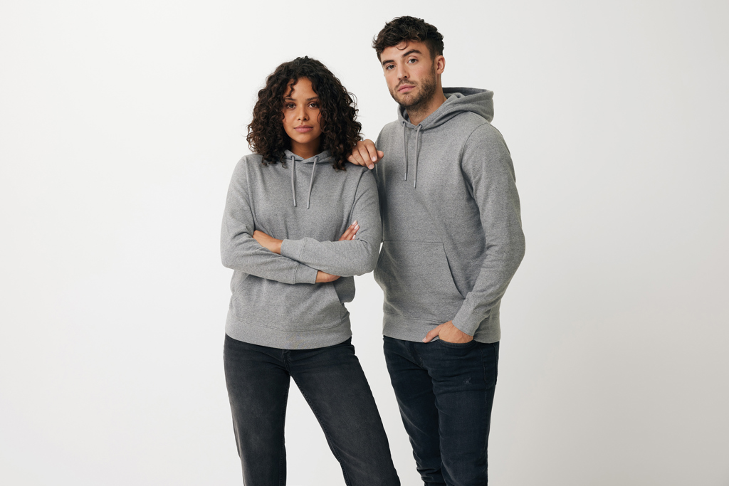Homme et femme en sweats gris