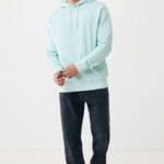 Homme en hoodie vert menthe et jean foncé