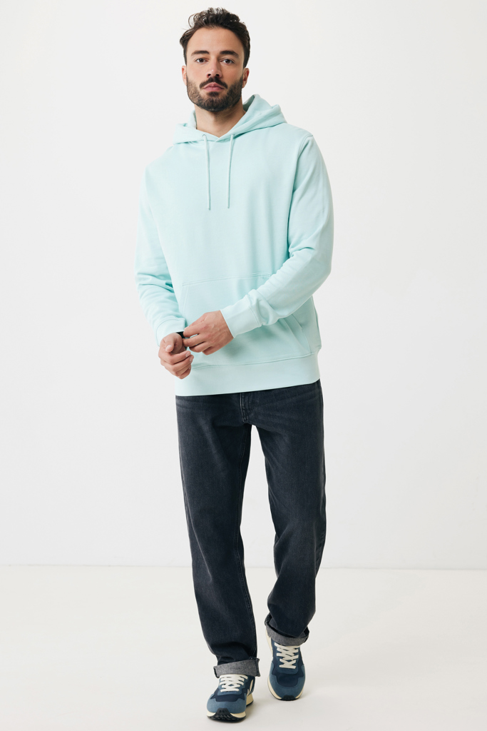 Homme en hoodie vert menthe et jean foncé