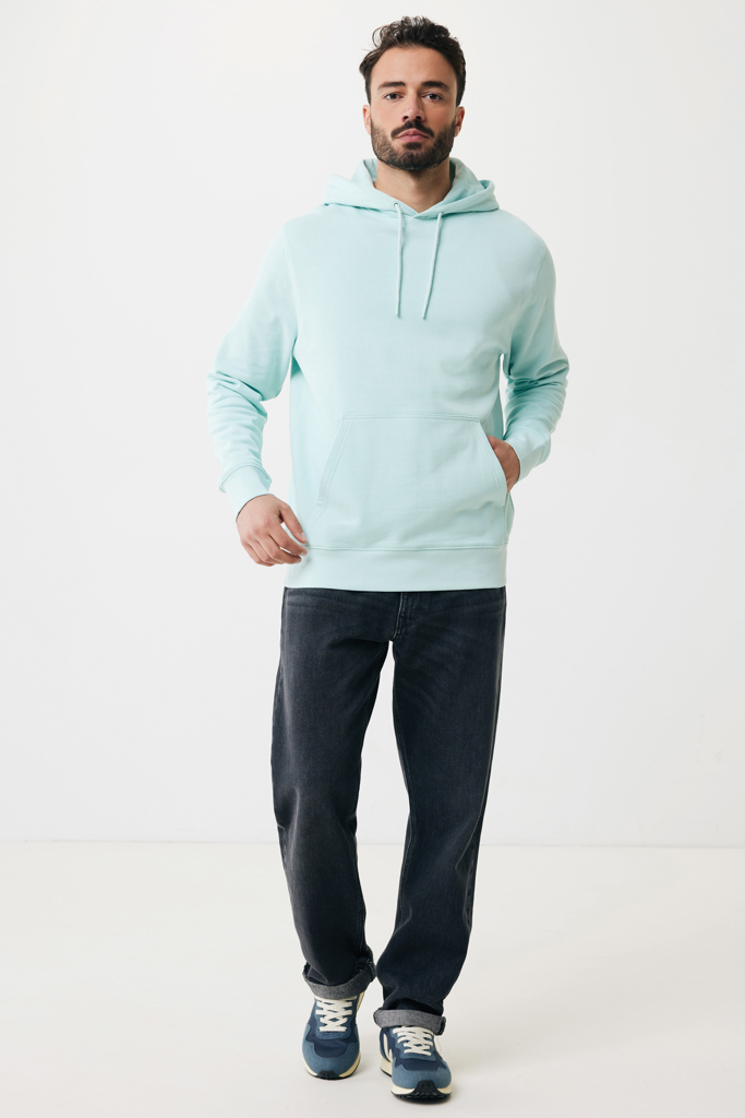 Homme portant un sweat à capuche vert menthe