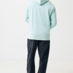 Homme de dos portant un sweat vert clair