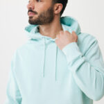 Homme portant un hoodie vert menthe