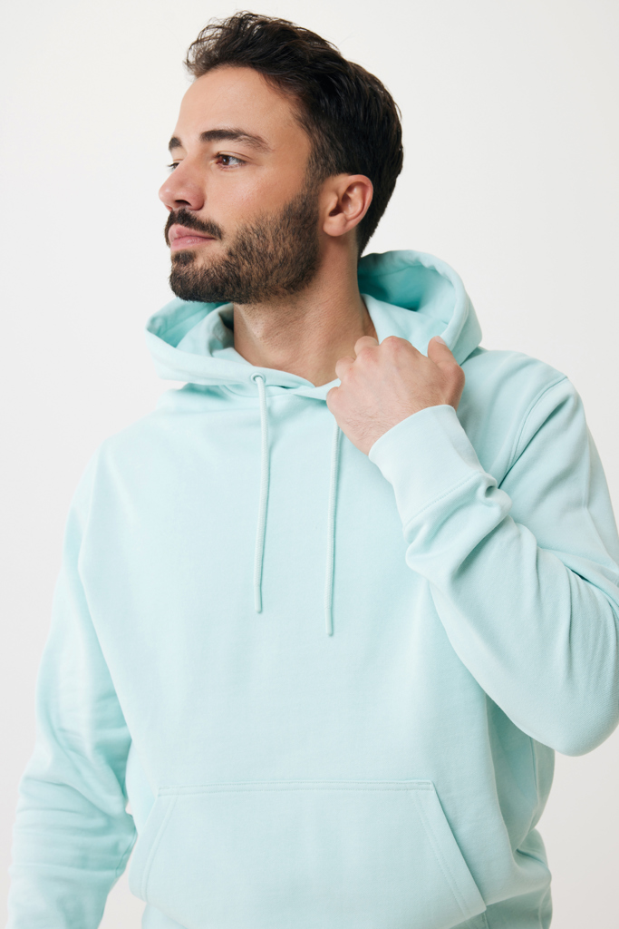 Homme portant un hoodie vert menthe