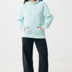 Femme portant sweat à capuche vert menthe et jean large