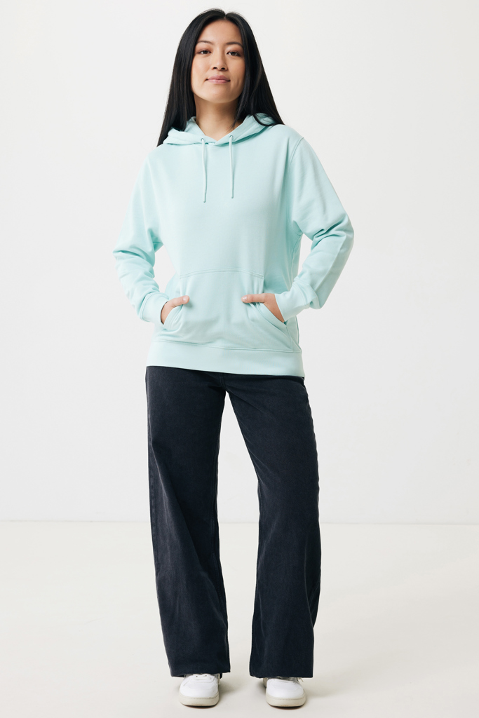 Femme portant sweat à capuche vert menthe et jean large