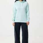 Femme portant sweat à capuche vert menthe