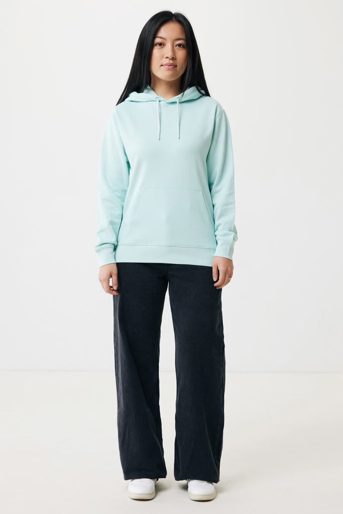 Femme portant sweat à capuche vert menthe