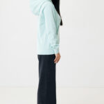Femme en sweat bleu clair et jupe longue