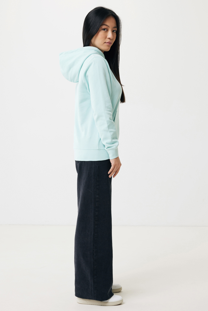 Femme en sweat bleu clair et jupe longue