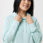 Femme en sweat à capuche bleu clair