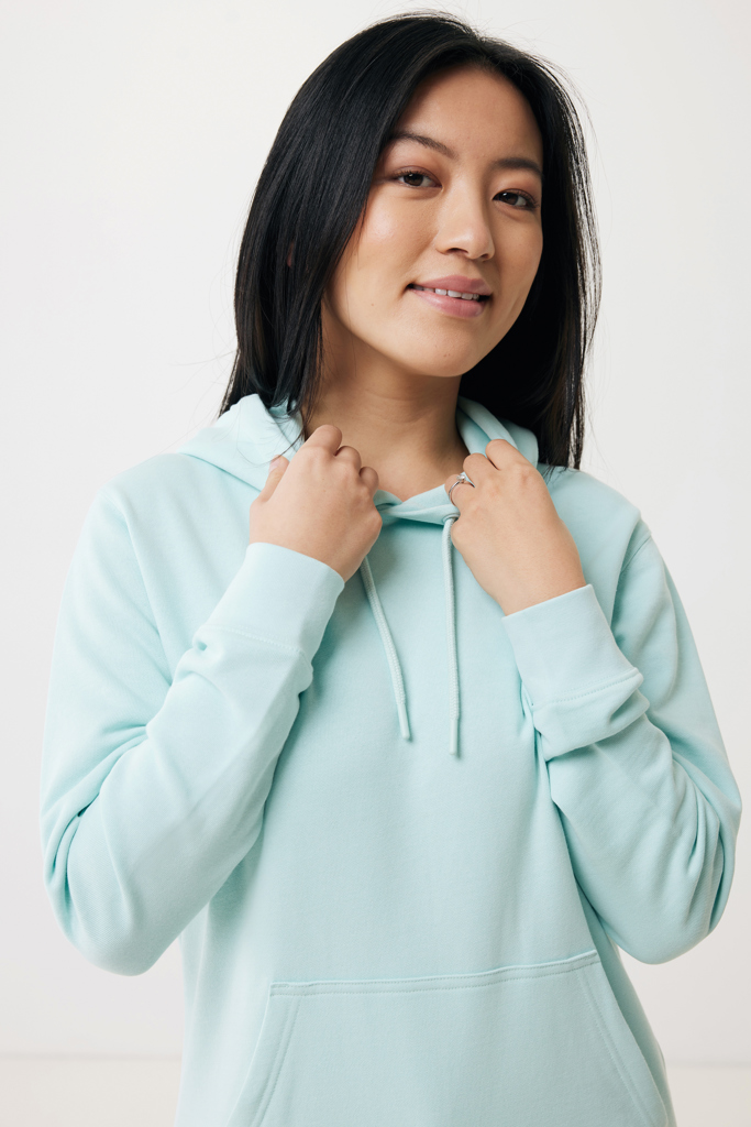 Femme en sweat à capuche bleu clair