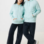 Couple portant sweats à capuche vert menthe