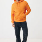 Homme en sweat à capuche orange et jean