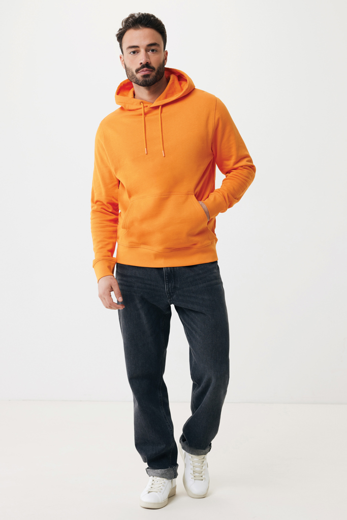 Homme en sweat à capuche orange et jean