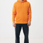 Homme portant un sweat à capuche orange