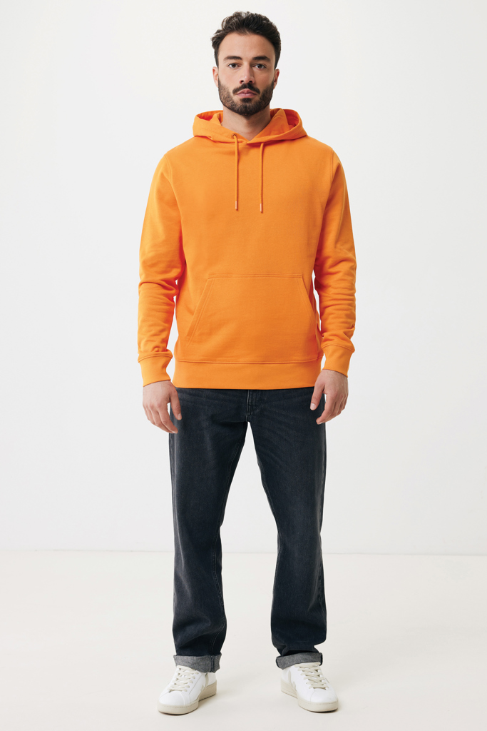 Homme portant un sweat à capuche orange