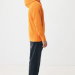 Homme de profil en sweat à capuche orange