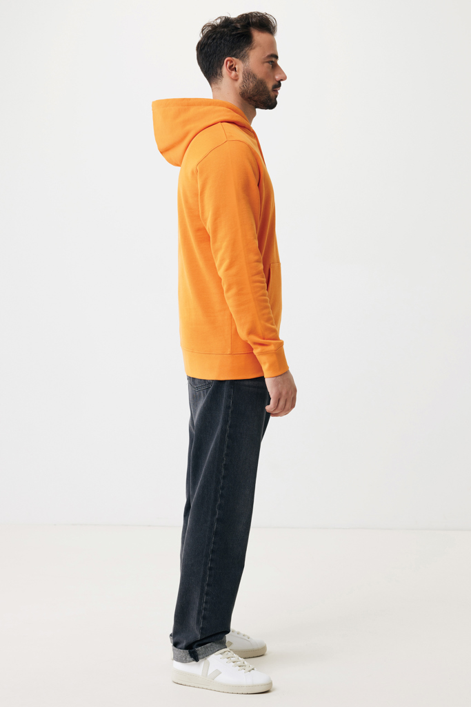 Homme de profil en sweat à capuche orange