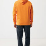 Homme portant un sweat à capuche orange