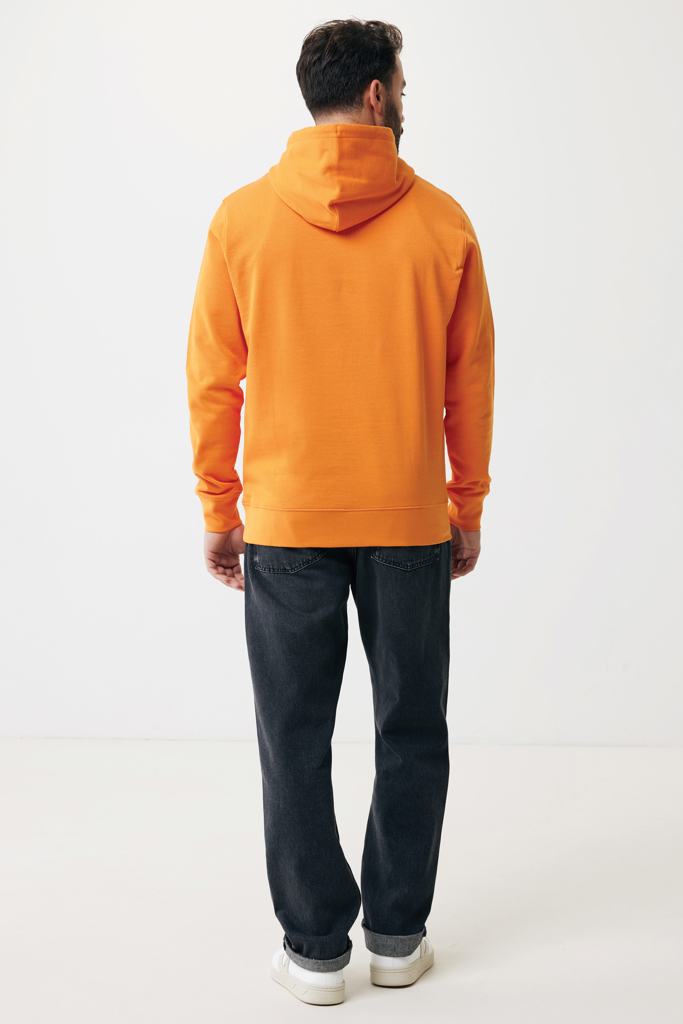 Homme portant un sweat à capuche orange