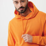 Homme portant un sweat à capuche orange