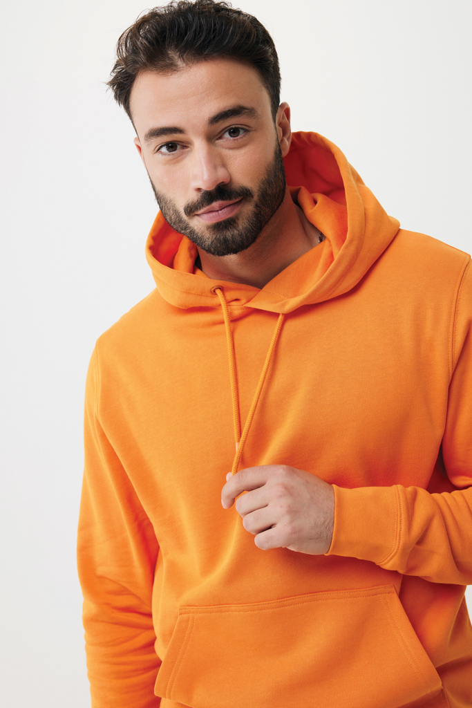 Homme portant un sweat à capuche orange