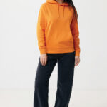 Femme portant un sweat à capuche orange