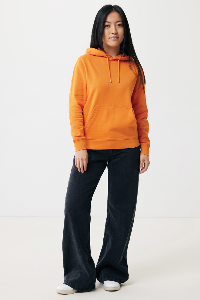 Femme portant un sweat à capuche orange