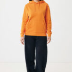 Femme portant hoodie orange et jean noir
