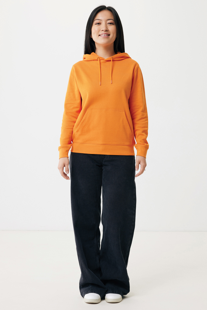 Femme portant hoodie orange et jean noir