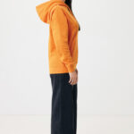 Femme en profil portant sweat à capuche orange