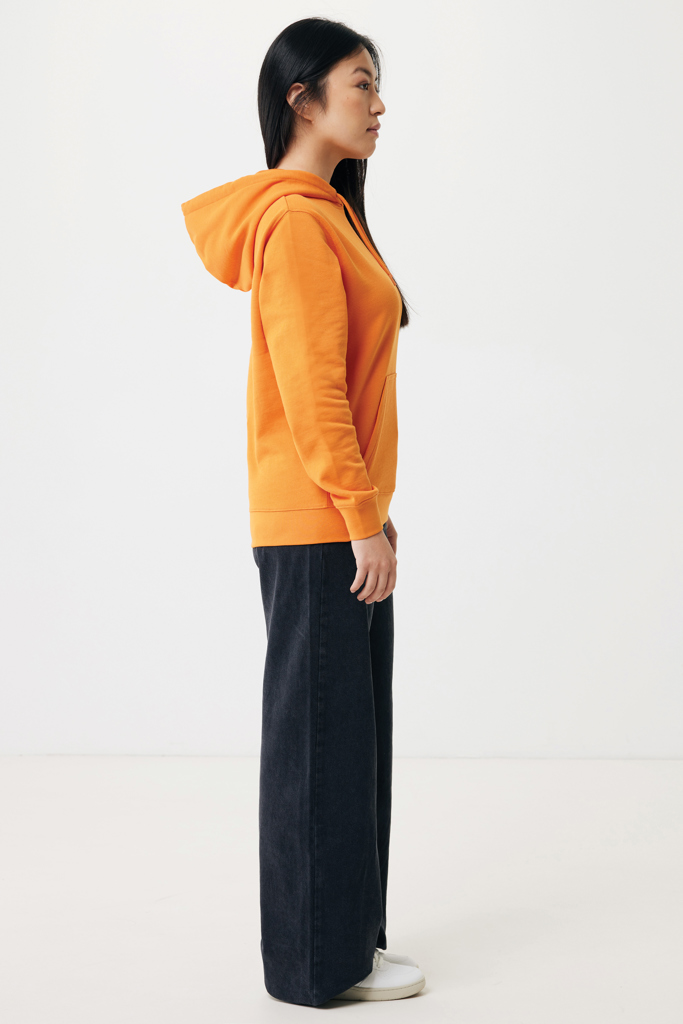 Femme en profil portant sweat à capuche orange