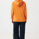 Sweat à capuche orange, vue de dos